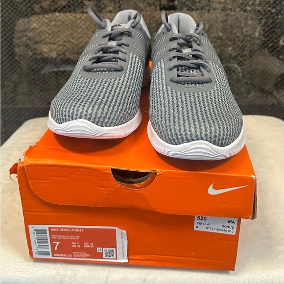 Nike Grey Revolution 4 size 7 women’s shoes - Picture 5 of 6